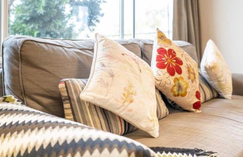 Auchenflower Apartment | Quaint Auchenflower 1B1B Apt w Parking Close to UQ M5