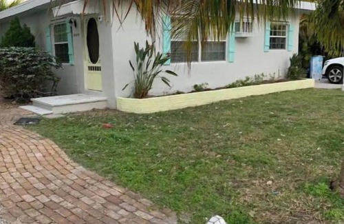 Fort Myers Beach Cottage | Quaint beautiful backyard sanctuary