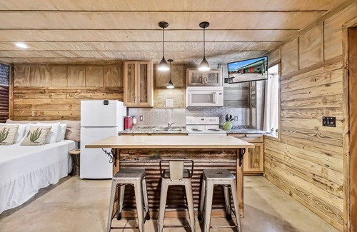 Rockport Cottage | Quaint cabin super close to the marina, restaurants and activities!