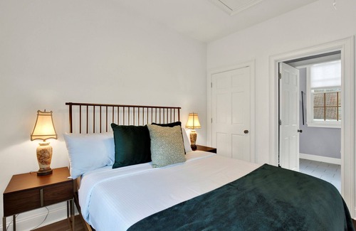Savannah Victorian District House | Quaint Carriage House, Steps to Forsyth Park, Sleeps 4