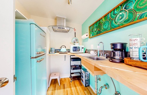 Chico Apartment | Quaint Chico hideaway with open layout, smart TV, Galanz fridge, patio, & AC