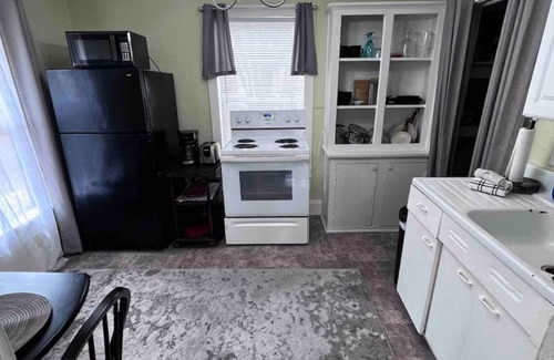 Dixieland Cottage | Quaint cottage with AC in charming Dixieland