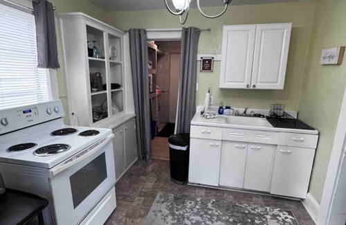Dixieland Cottage | Quaint cottage with AC in charming Dixieland