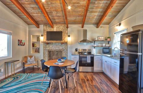 Canyon Lake Cottage | Quaint Cottages in Canyon Lake! Perfect for kids!