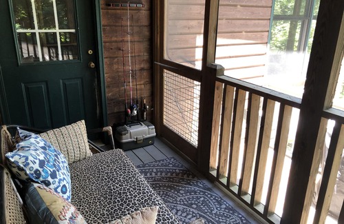 Fair Play Cabin | Quaint, Cozy, and Quiet Cabin on Lake Hartwell w/deep water dock