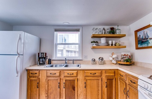 Dresden House | Quaint, cozy Blackbird Cottage on Seneca Lake with private lakefront