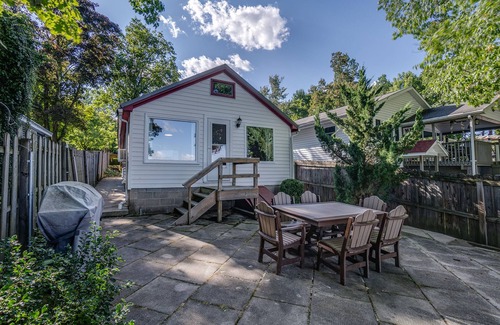 Dresden House | Quaint, cozy Blackbird Cottage on Seneca Lake with private lakefront