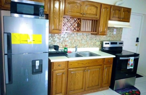 New Kingston Apartment | Quaint Escape - Kingston CitynCentral to main attractions Kgn has to offer!