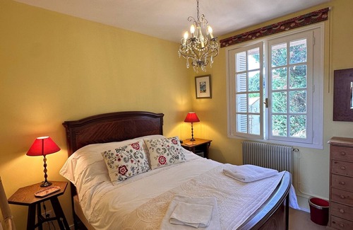 North district House | Quaint Gatehouse in Niort - Close To Town Center