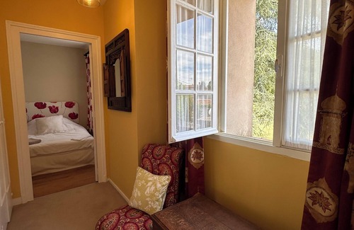 North district House | Quaint Gatehouse in Niort - Close To Town Center