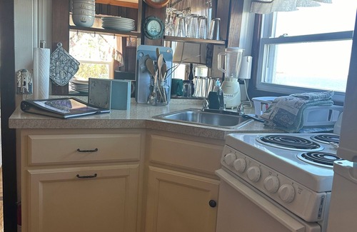 Mid-Coast and Islands Cottage | Quaint Guest Cottage Overlooking Potts Harbor