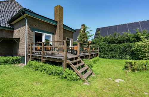 Scherpenzeel House | Quaint Holiday Home in Friesland by the Lake