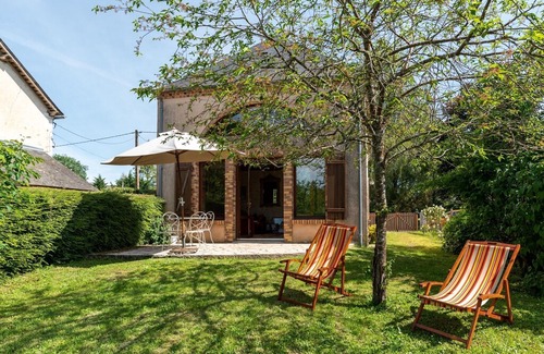 Morogues House | Quaint Holiday home in Morogues with Garden