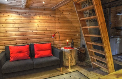 Sorsele House | Quaint holiday home in the forests of Lapland by the river