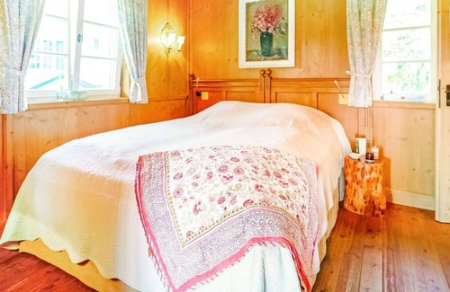 Pahl House | Quaint holiday home with fireplace and terrace