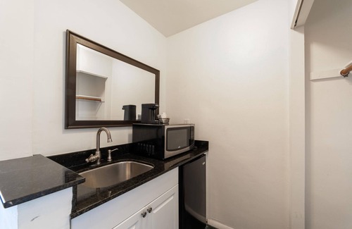 Everglades City Hotel | Quaint, Lakeside Standard Hotel Room with Kitchenette and Balcony