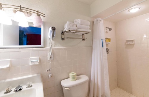 Everglades City Hotel | Quaint, Lakeside Standard Hotel Room with Kitchenette and Balcony