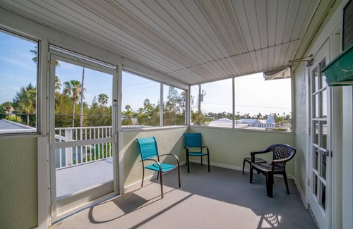 Everglades City Hotel | Quaint, Lakeside Standard Hotel Room with Kitchenette and Balcony