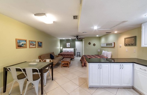 Everglades City Hotel | Quaint, Lakeside Family Suite with Deluxe Kitchen and Porch