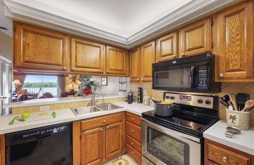 Hammock Bay Condo | Quaint Naples condo w/pool & short drive to Marco
