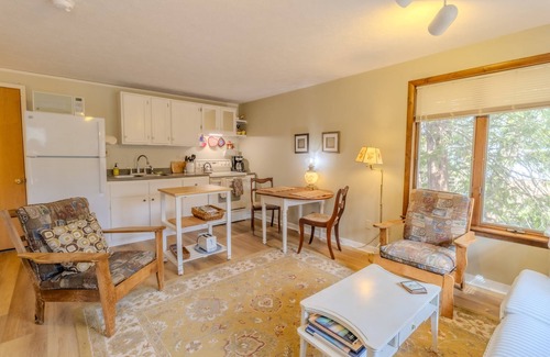 Suttons Bay House | Quaint One Bedroom Perfect for 2