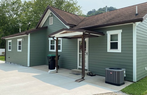 Portsmouth Cottage | Quaint, private setting, 3-4 miles from SOMC & KDMC hosp.