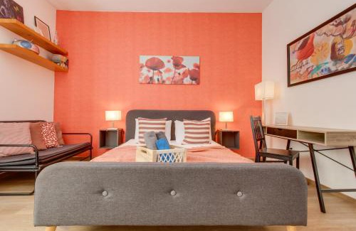 Petrska ctvrt Apartment | Quaint Red Velvet Apartment