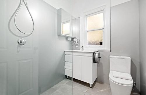 Maroubra South House | Quaint Retreat - 6BR - Free Parking - Centrally Located