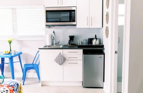 Lauderdale Harbours Apartment | Quaint Studio w/Kitchenette, Pool, & Parking