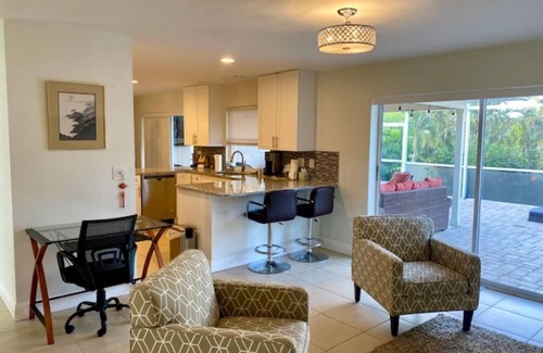 Caloosahatchee House | Quaint & Stylish Home located in SE Cape Coral walking distance to Restaurants