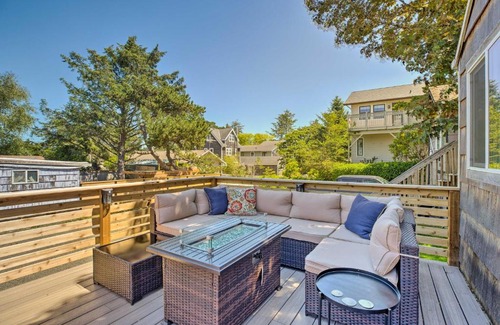 Seaside House | Quaint Sur La Mer Cottage with Deck, Fire Pit