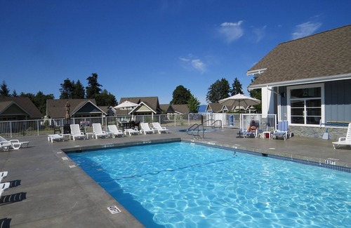 Regional District of Nanaimo House | Qualicum Landing Seaside Escape. Family & Pet friendly