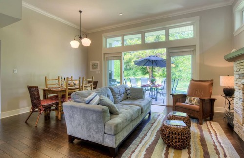 Regional District of Nanaimo House | Qualicum Landing #6 - Cozy Beach Home with Community Pool