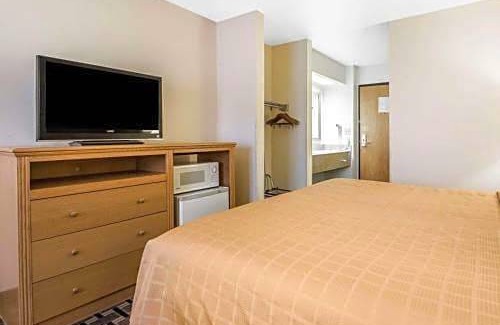 Mauston Hotel | Quality Inn Mauston