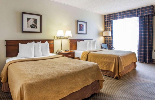 Silver Lake Hotel | Quality Inn & Suites Everett Seattle