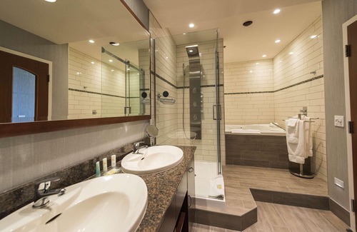 Desjardins Hotel | Quality Inn & Suites Levis