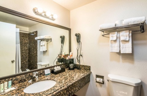 Bakersfield Hotel | Quality Inn & Suites near Downtown Bakersfield