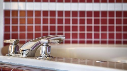 Tully Hotel | Quality Inn Tully I-81