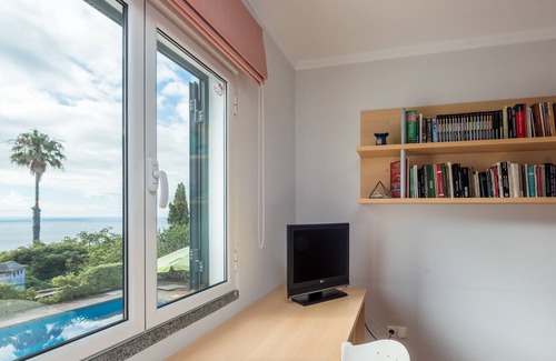 Garajau Villa | Quality villa - very private with Pool + Garden + BBQ + Wi-Fi + Pub's 5 min walk
