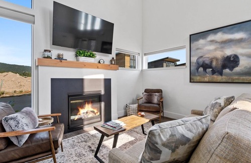 Whitefish House | Quarry B10 - Stunning Quarry unit w/ access to community pool, spa , gym & more!