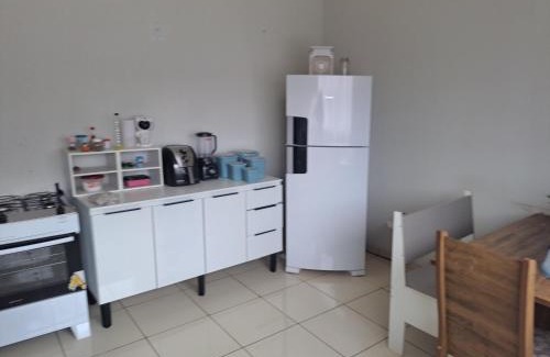Parque Pampulha House | Quarto confortável com armário smart tv e ventilador