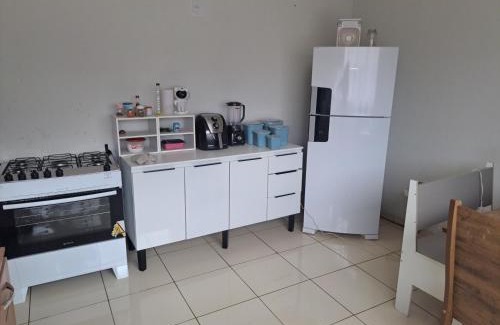 Parque Pampulha House | Quarto confortável com armário smart tv e ventilador