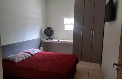 Parque Pampulha House | Quarto confortável com armário smart tv e ventilador