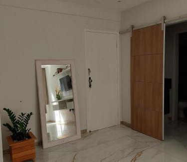 Barro Vermelho Apartment | Quarto e Sala com Estilo e Conforto