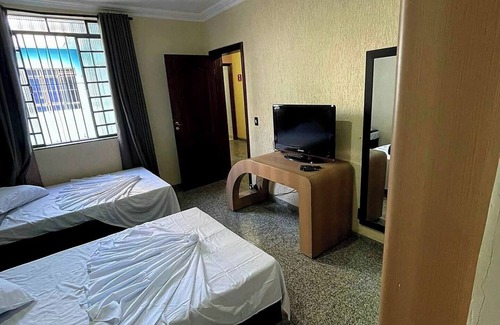 Liberdade Bed & Breakfast | Quarto Familiar 13, com tv, Frigobar, Ventilador e Café da Manhã Incluso
