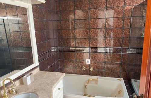 Sinop House | Quarto no centro com 2 camas e hidromassagem