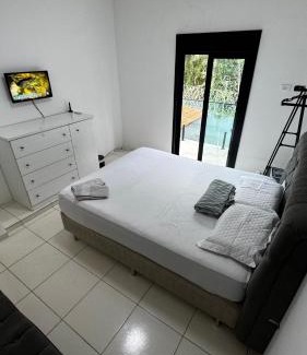 Cotia House | Quarto Queen size privativo em casa de condomínio