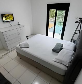 Cotia House | Quarto Queen size privativo em casa de condomínio