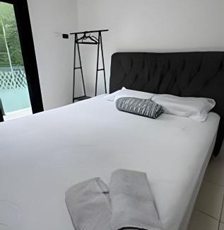 Cotia House | Quarto Queen size privativo em casa de condomínio