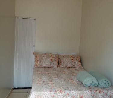 Carolina House | Quarto Suíte independente da casa com garagem